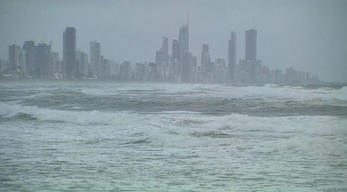 선샤인 코스트~NSW 해안 대형 파도 경보 발령 Dangerous conditions are expected to ease over the weekend. (9News)
