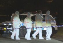 로즈메도우 가족 살해 혐의, 피의자 장남 법정 출석 Police in Juliet Close at Rosemeadow on Sunday. (9News)