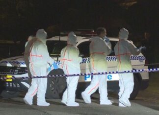 로즈메도우 가족 살해 혐의, 피의자 장남 법정 출석 Police in Juliet Close at Rosemeadow on Sunday. (9News)
