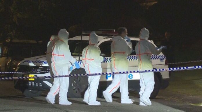 로즈메도우 가족 살해 혐의, 피의자 장남 법정 출석 Police in Juliet Close at Rosemeadow on Sunday. (9News)