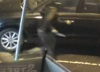 멜버른 새벽 길거리서 여성, 칼 위협에 차량 강탈당해 The woman was ambushed while waiting near a laundromat this morning. (Nine)