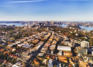 시드니 금리 인상에 경매시장 냉각 Homeowners retreat to the sidelines ahead of potential tax reforms and rising mortgage costs. Photo zetter_iStock-1017418702_dbrfvr_domain.com.au