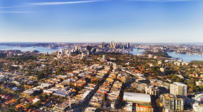 시드니 금리 인상에 경매시장 냉각 Homeowners retreat to the sidelines ahead of potential tax reforms and rising mortgage costs. Photo zetter_iStock-1017418702_dbrfvr_domain.com.au