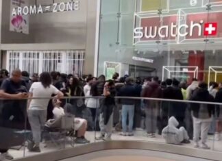 시드니 피트스트리트 스와치 매장 ‘로열 팝’ 협업 열풍 Massive crowds outside a Swatch store in the UK. (Tiktok_UB1UB2)_9new