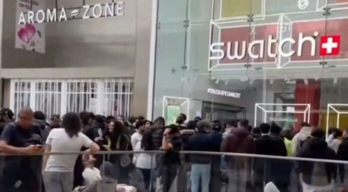 시드니 피트스트리트 스와치 매장 ‘로열 팝’ 협업 열풍 Massive crowds outside a Swatch store in the UK. (Tiktok_UB1UB2)_9new