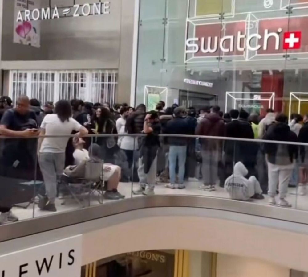4.Massive crowds outside a Swatch store in the UK. (Tiktok_UB1UB2)_9new Massive crowds outside a Swatch store in the UK. (Tiktok_UB1UB2)_9new
