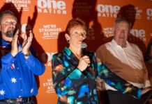 시드니 원네이션 지지율 급등 One Nation leader Pauline Hanson, pictured centre, alongside David Farley, right, said she felt vindicated after Saturday's by-election win in Farrer. (Getty)_9news