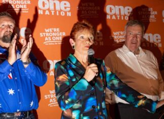 시드니 원네이션 지지율 급등 One Nation leader Pauline Hanson, pictured centre, alongside David Farley, right, said she felt vindicated after Saturday's by-election win in Farrer. (Getty)_9news