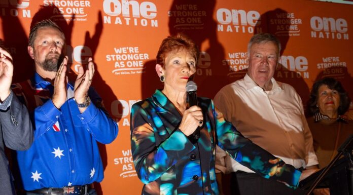 시드니 원네이션 지지율 급등 One Nation leader Pauline Hanson, pictured centre, alongside David Farley, right, said she felt vindicated after Saturday's by-election win in Farrer. (Getty)_9news