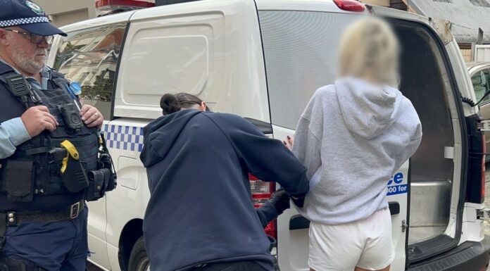 캐슬힐 아파트 발코니 추락 사망 사건, 3명 살인 혐의 기소 Police arrested a 30-year-old man and a 34-year-old woman at a home in Woolloomooloo on Thursday, May 21, 2026 after a man died in Castle Hill. (NSW Police)