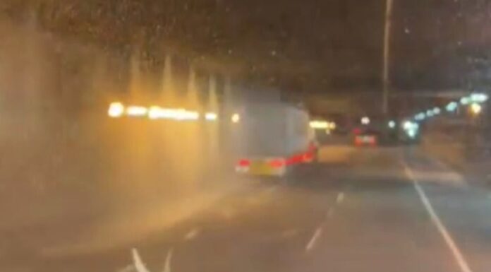 시드니 M5 공항 터널 트럭 충돌로 스프링클러 작동 A truck set off multiple sprinklers in the M5 tunnel this morning. (Nine Supplied)