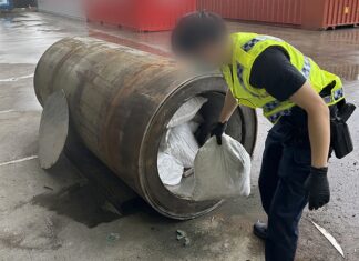시드니 Port Botany 항만 산업장비에 숨긴 대규모 마약 적발 A huge haul of illicit drugs was found hidden inside industrial machinery at Port Botany in Sydney. (Australian Federal Police)_9news