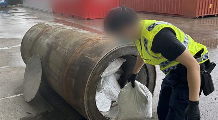 시드니 Port Botany 항만 산업장비에 숨긴 대규모 마약 적발 A huge haul of illicit drugs was found hidden inside industrial machinery at Port Botany in Sydney. (Australian Federal Police)_9news
