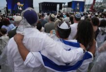 본다이비치 총격 이후 반유대주의 조사 중간보고서 발표 The interim report includes nine key recommendations into how the federal government can tackle the anti-Jewish climate in Australia. (AP)_9news