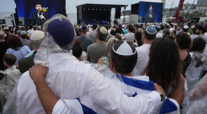 본다이비치 총격 이후 반유대주의 조사 중간보고서 발표 The interim report includes nine key recommendations into how the federal government can tackle the anti-Jewish climate in Australia. (AP)_9news