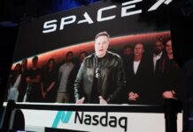 퍼스 출신 호주 최고 부호 리네하트, 스페이스X에 14억 달러 투자 Elon Musk speaks via video before the ringing of the NASDAQ opening bell on Friday. Getty Images_9news