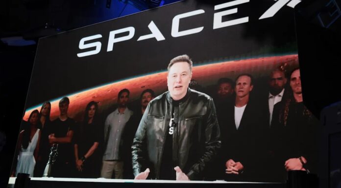 퍼스 출신 호주 최고 부호 리네하트, 스페이스X에 14억 달러 투자 Elon Musk speaks via video before the ringing of the NASDAQ opening bell on Friday. Getty Images_9news