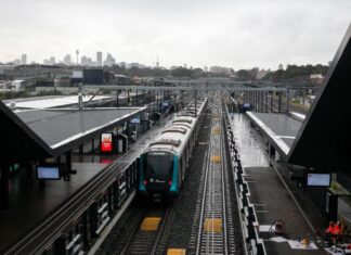 NSW 정부, 철도망 개선에 21억 달러 투자 Transport secretary Josh Murray said the funding would allow for a ‘more integrated approach’ across the state’s rail network. Picture NewsWire Gaye Gerard_news.com.au