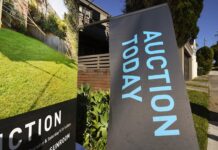 시드니 경매 낙폭, 6년 만에 최저 수준 Auction rates across capital cities are tumbling towards their lowest levels since the pandemic, new figures show. Peter Rae_9news