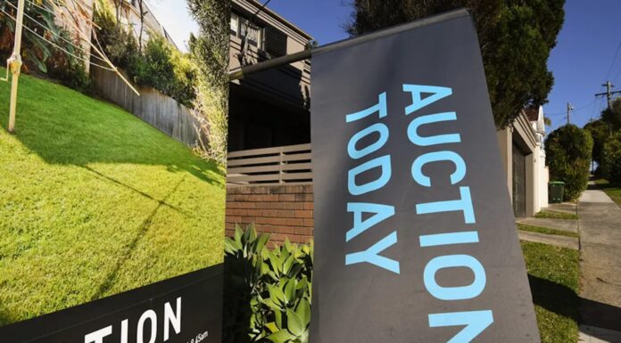 시드니 경매 낙폭, 6년 만에 최저 수준 Auction rates across capital cities are tumbling towards their lowest levels since the pandemic, new figures show. Peter Rae_9news