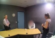 발 페티시 가진 골드코스트 간호사, 아동 성폭력 혐의로 기소 Police vision of Derek Jackson being charged after his arrest. Queensland Police_9news