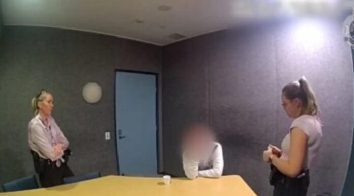 발 페티시 가진 골드코스트 간호사, 아동 성폭력 혐의로 기소 Police vision of Derek Jackson being charged after his arrest. Queensland Police_9news