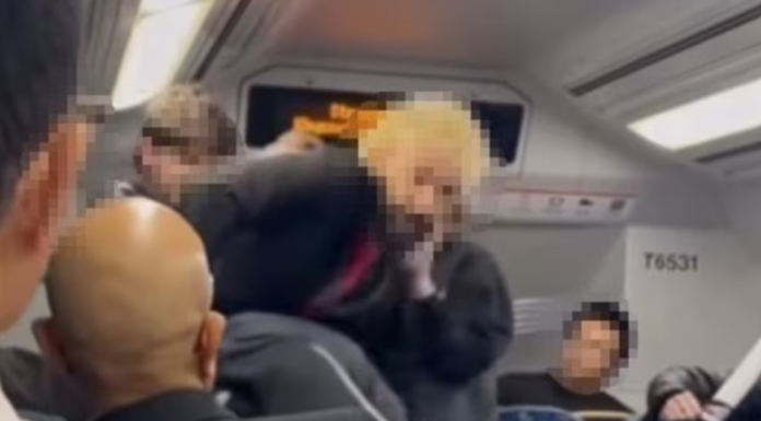 스트라스필드 열차 폭행 사건, 경찰 수사 착수 A man was reportedly attacked after asking teenagers to turn down their music on a Sydney train. Picture Instagram_news.com.au