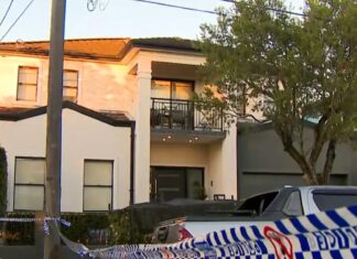 시드니 그린에이커 가정집에 대낮에 복면 강도, 20대 아들 ‘손목 절단’ 충격 A man’s hand was severed in an alleged Sydney home invasion before four masked men made off with a bag of cash from the Greenacre home. 9News