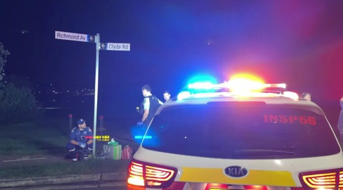 “음악 소리 좀 줄여달라” 요구했다가 집단 폭행당한 40대… 호주 10대 피의자 기소 Emergency services were called to reports the man had been assaulted by a group next to James Meehan reserve on Clyde Road at 11pm on March 29. 9News