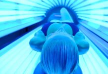 시드니 불법 태닝 업소 적발, 3만5천 달러 이상 벌금 부과 A Sydney tanning business has been slapped with thousands of dollars in fines. .shock_9news