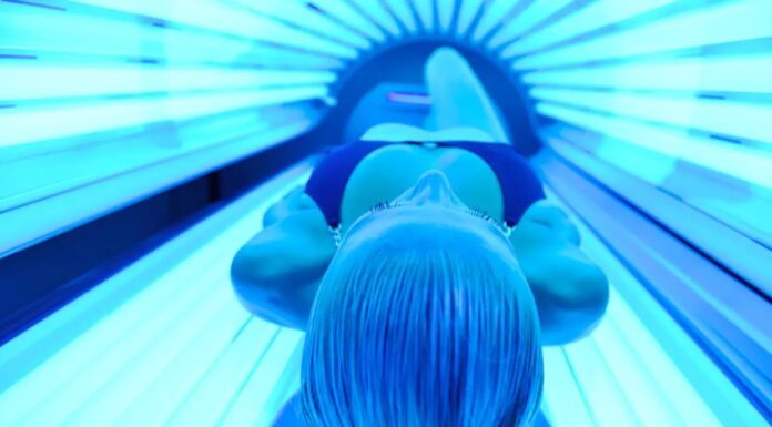 시드니 불법 태닝 업소 적발, 3만5천 달러 이상 벌금 부과 A Sydney tanning business has been slapped with thousands of dollars in fines. .shock_9news