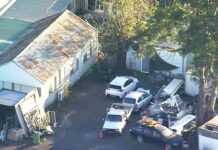 시드니 주택가 총성 신고에 전술부대·장갑차 급습… 47세 남성 긴급 체포 Officers set up a perimeter around the home in Burley Road, Horsley Park. Nine