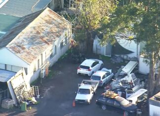 시드니 주택가 총성 신고에 전술부대·장갑차 급습… 47세 남성 긴급 체포 Officers set up a perimeter around the home in Burley Road, Horsley Park. Nine