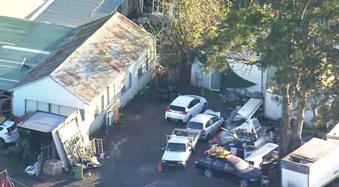 시드니 주택가 총성 신고에 전술부대·장갑차 급습… 47세 남성 긴급 체포 Officers set up a perimeter around the home in Burley Road, Horsley Park. Nine