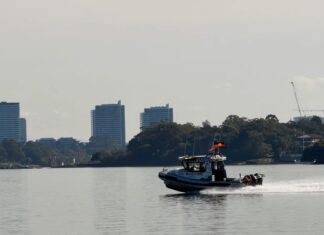 시드니 파라마타강서 부녀 숨진 채 발견… 경찰, ‘살해 후 자살’로 보고 수사 A man has been found dead on the water in inner Sydney. Supplied_9news