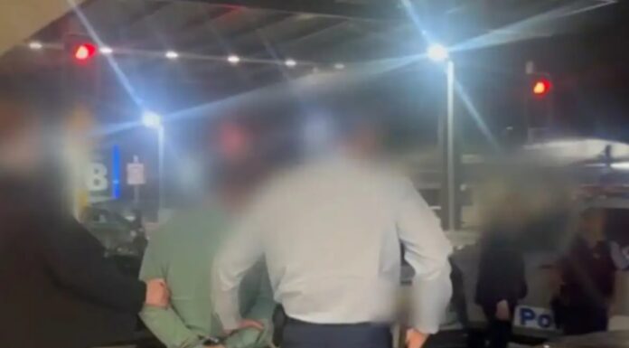 시드니 노스쇼어에서 차량공유 기사 10대 성폭행·납치 혐의로 기소 The 50-year-oild driver was arrested at Sydney International Airport (pictured). 9News