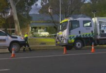 NSW 머지 경찰서 차량 돌진 사건, 67세 남성 기소 The 67-year-old grandfather was already well-known in town, most recently for a protest tethering his horse outside Mudgee Police Station. 9News