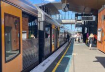 주행중인 시드니 기차에서 추락한 10대 중태 The route between Sydenham station (pictured) and St Peters is one of Sydney's busiest. Sydney Morning Herald