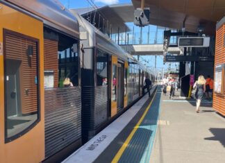 주행중인 시드니 기차에서 추락한 10대 중태 The route between Sydenham station (pictured) and St Peters is one of Sydney's busiest. Sydney Morning Herald