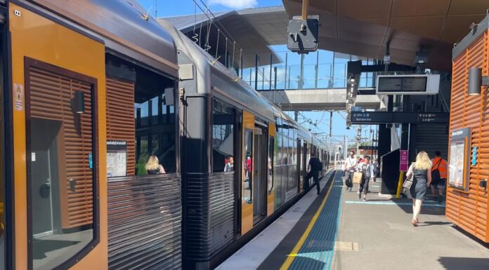 주행중인 시드니 기차에서 추락한 10대 중태 The route between Sydenham station (pictured) and St Peters is one of Sydney's busiest. Sydney Morning Herald