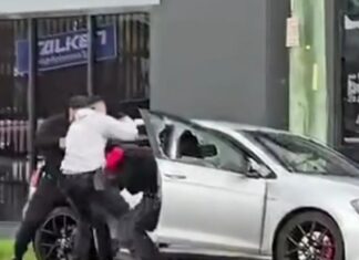 시드니 남서부 도로 한복판서 권총 겨눈 경찰… 칼부림 저항한 도주범 극적 체포 A driver has been pulled from his car at gunpoint by police in a dramatic arrest in Sydney’s south-west. 9News