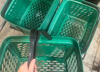 호주 Woolworths, ‘싱글 핸들 쇼핑 바구니’ 폐지 Woolies has replaced its controversial single-handle shopping baskets with dual-handle ones. Amy Lyall_9news