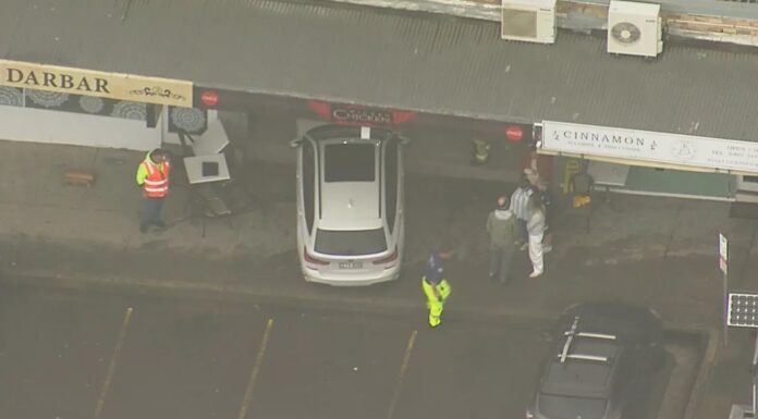 시드니 노던비치 치킨가게로 BMW 돌진… 식사하던 어린이 3명 부상 An investigation into the crash is now under way. Nine
