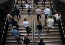 호주 RBA “물가 안정까지 2년 더”… 생활비 부담 지속 전망 Australians could face two more years of pain. Getty Images_nine.com.au