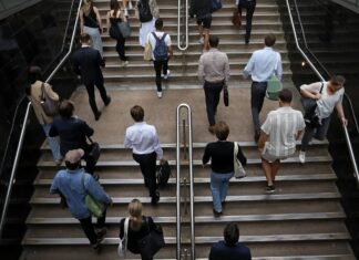 호주 RBA “물가 안정까지 2년 더”… 생활비 부담 지속 전망 Australians could face two more years of pain. Getty Images_nine.com.au