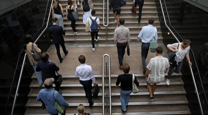 호주 RBA “물가 안정까지 2년 더”… 생활비 부담 지속 전망 Australians could face two more years of pain. Getty Images_nine.com.au