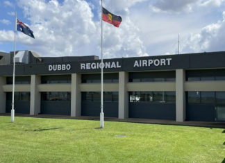 시드니 서부 더보(Dubbo) 공항, 항공기 폭탄 위협으로 긴급 대피… 승객 74명 전원 무사 Dubbo Regional Airport was evacuated this morning over a bomb threat. Facebook_nine.com.au