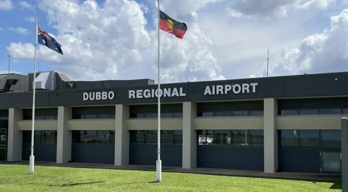 시드니 서부 더보(Dubbo) 공항, 항공기 폭탄 위협으로 긴급 대피… 승객 74명 전원 무사 Dubbo Regional Airport was evacuated this morning over a bomb threat. Facebook_nine.com.au