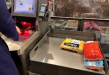 호주 대형 마트 무인 계산대 확대, 직원 계산대는 사라질까 Costco at Marsden Park in Sydney now features an electronic voice which announces the price of each item as it is scanned. Jo Abi_9NEWS