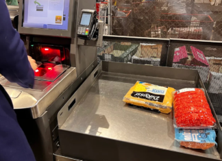 호주 대형 마트 무인 계산대 확대, 직원 계산대는 사라질까 Costco at Marsden Park in Sydney now features an electronic voice which announces the price of each item as it is scanned. Jo Abi_9NEWS